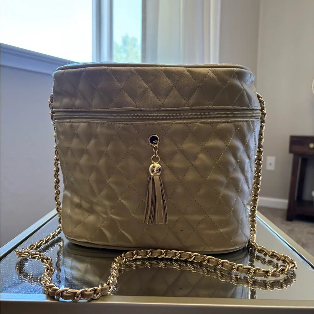 ( Boutique) Elegant Quilted Chain Shoulder makeup Bag